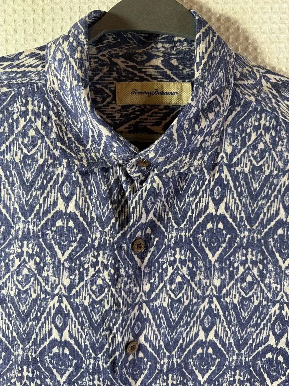 Tommy Bahama Short Sleeve Button Down Shirt in Blue 100% Silk